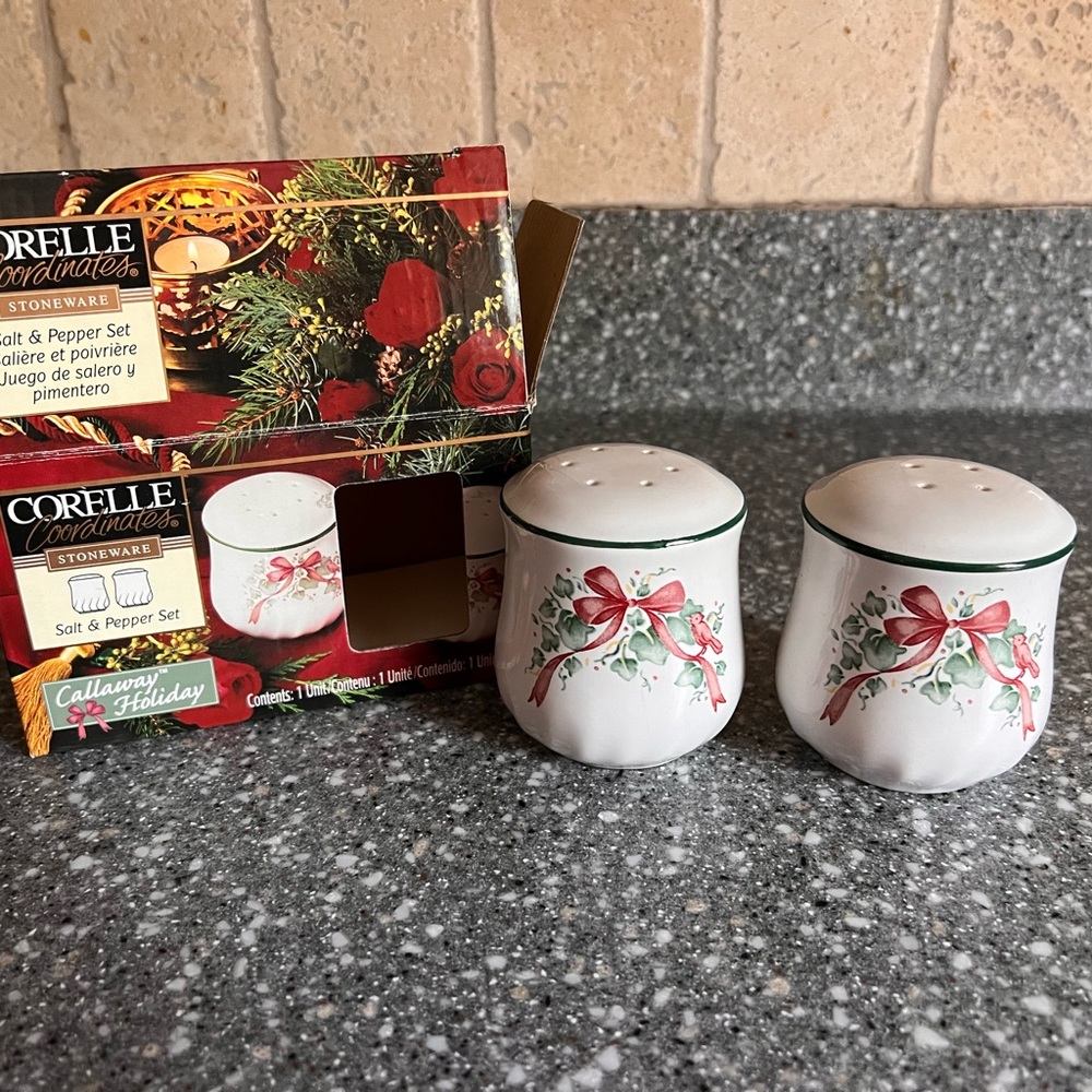 Corelle Callaway Holiday - Salt & Pepper Set - Vintage 1999 - New in Box 🎀